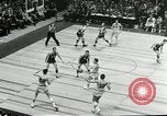 Standbild Basketball match New York United States USA, 1955, aus Sekunde 48 historischem Filmmaterial Videoclip 65675067834