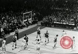 Standbild Basketball match New York United States USA, 1955, aus Sekunde 51 historischem Filmmaterial Videoclip 65675067834