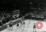 Standbild Basketball match New York United States USA, 1955, aus Sekunde 52 historischem Filmmaterial Videoclip 65675067834