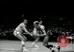 Standbild Basketball match New York United States USA, 1955, aus Sekunde 55 historischem Filmmaterial Videoclip 65675067834
