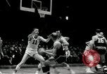 Standbild Basketball match New York United States USA, 1955, aus Sekunde 56 historischem Filmmaterial Videoclip 65675067834
