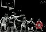 Standbild Basketball match New York United States USA, 1955, aus Sekunde 57 historischem Filmmaterial Videoclip 65675067834
