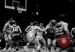 Standbild Basketball match New York United States USA, 1955, aus Sekunde 59 historischem Filmmaterial Videoclip 65675067834