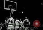 Standbild Basketball match New York United States USA, 1955, aus Sekunde 61 historischem Filmmaterial Videoclip 65675067834