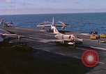 Image États-Unis 7e Flotte activités de transporteur sud de la mer de Chine du Sud, 1965, de la seconde 20 séquences d'archives historiques vidéo 65675067881