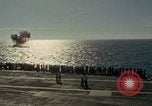 Image États-Unis 7e Flotte activités de transporteur sud de la mer de Chine du Sud, 1965, de la seconde 60 séquences d'archives historiques vidéo 65675067881