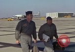 Immagine di Caricamento gunners 762 belted munizioni in AC-119K Stinger gunship Ohio USA, 1969, secondo 10 filmato di repertorio 65675067909