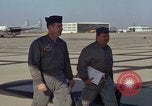 Immagine di Caricamento gunners 762 belted munizioni in AC-119K Stinger gunship Ohio USA, 1969, secondo 11 filmato di repertorio 65675067909