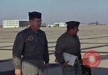 Immagine di Caricamento gunners 762 belted munizioni in AC-119K Stinger gunship Ohio USA, 1969, secondo 12 filmato di repertorio 65675067909