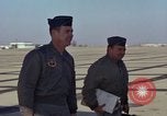 Immagine di Caricamento gunners 762 belted munizioni in AC-119K Stinger gunship Ohio USA, 1969, secondo 13 filmato di repertorio 65675067909