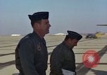 Immagine di Caricamento gunners 762 belted munizioni in AC-119K Stinger gunship Ohio USA, 1969, secondo 14 filmato di repertorio 65675067909