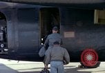 Immagine di Caricamento gunners 762 belted munizioni in AC-119K Stinger gunship Ohio USA, 1969, secondo 19 filmato di repertorio 65675067909