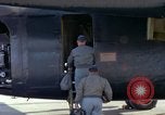 Immagine di Caricamento gunners 762 belted munizioni in AC-119K Stinger gunship Ohio USA, 1969, secondo 20 filmato di repertorio 65675067909