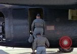 Immagine di Caricamento gunners 762 belted munizioni in AC-119K Stinger gunship Ohio USA, 1969, secondo 21 filmato di repertorio 65675067909