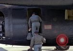 Immagine di Caricamento gunners 762 belted munizioni in AC-119K Stinger gunship Ohio USA, 1969, secondo 22 filmato di repertorio 65675067909