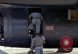 Immagine di Caricamento gunners 762 belted munizioni in AC-119K Stinger gunship Ohio USA, 1969, secondo 23 filmato di repertorio 65675067909