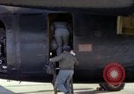 Immagine di Caricamento gunners 762 belted munizioni in AC-119K Stinger gunship Ohio USA, 1969, secondo 24 filmato di repertorio 65675067909