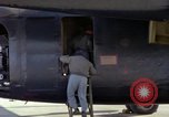 Immagine di Caricamento gunners 762 belted munizioni in AC-119K Stinger gunship Ohio USA, 1969, secondo 25 filmato di repertorio 65675067909