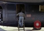 Immagine di Caricamento gunners 762 belted munizioni in AC-119K Stinger gunship Ohio USA, 1969, secondo 26 filmato di repertorio 65675067909