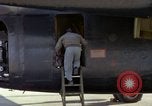 Immagine di Caricamento gunners 762 belted munizioni in AC-119K Stinger gunship Ohio USA, 1969, secondo 27 filmato di repertorio 65675067909