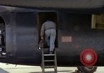 Immagine di Caricamento gunners 762 belted munizioni in AC-119K Stinger gunship Ohio USA, 1969, secondo 28 filmato di repertorio 65675067909