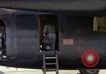 Immagine di Caricamento gunners 762 belted munizioni in AC-119K Stinger gunship Ohio USA, 1969, secondo 29 filmato di repertorio 65675067909