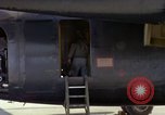 Immagine di Caricamento gunners 762 belted munizioni in AC-119K Stinger gunship Ohio USA, 1969, secondo 30 filmato di repertorio 65675067909