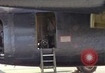 Immagine di Caricamento gunners 762 belted munizioni in AC-119K Stinger gunship Ohio USA, 1969, secondo 31 filmato di repertorio 65675067909