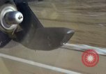 Immagine di Caricamento gunners 762 belted munizioni in AC-119K Stinger gunship Ohio USA, 1969, secondo 59 filmato di repertorio 65675067909