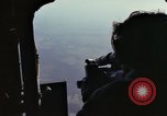 Standbild AC-119K Stinger Waffen feuern während Live Fire Training Mission Ohio USA, 1969, aus Sekunde 58 historischem Filmmaterial Videoclip 65675067911