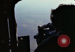Standbild AC-119K Stinger Waffen feuern während Live Fire Training Mission Ohio USA, 1969, aus Sekunde 60 historischem Filmmaterial Videoclip 65675067911