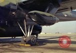 Image 'aviateur effectue une inspection visuelle de l'AC-119K aéronefs Stinger Ohio USA, 1969, de la seconde 11 séquences d'archives historiques vidéo 65675067912