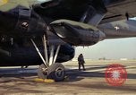 Image 'aviateur effectue une inspection visuelle de l'AC-119K aéronefs Stinger Ohio USA, 1969, de la seconde 13 séquences d'archives historiques vidéo 65675067912