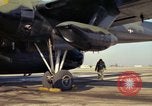 Image 'aviateur effectue une inspection visuelle de l'AC-119K aéronefs Stinger Ohio USA, 1969, de la seconde 15 séquences d'archives historiques vidéo 65675067912