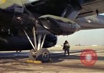 Image 'aviateur effectue une inspection visuelle de l'AC-119K aéronefs Stinger Ohio USA, 1969, de la seconde 17 séquences d'archives historiques vidéo 65675067912