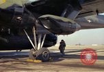 Image 'aviateur effectue une inspection visuelle de l'AC-119K aéronefs Stinger Ohio USA, 1969, de la seconde 18 séquences d'archives historiques vidéo 65675067912