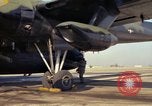 Image 'aviateur effectue une inspection visuelle de l'AC-119K aéronefs Stinger Ohio USA, 1969, de la seconde 19 séquences d'archives historiques vidéo 65675067912