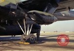 Image 'aviateur effectue une inspection visuelle de l'AC-119K aéronefs Stinger Ohio USA, 1969, de la seconde 20 séquences d'archives historiques vidéo 65675067912