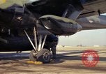 Image 'aviateur effectue une inspection visuelle de l'AC-119K aéronefs Stinger Ohio USA, 1969, de la seconde 22 séquences d'archives historiques vidéo 65675067912