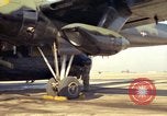 Image 'aviateur effectue une inspection visuelle de l'AC-119K aéronefs Stinger Ohio USA, 1969, de la seconde 23 séquences d'archives historiques vidéo 65675067912