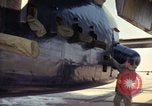 Image 'aviateur effectue une inspection visuelle de l'AC-119K aéronefs Stinger Ohio USA, 1969, de la seconde 27 séquences d'archives historiques vidéo 65675067912