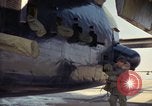 Image 'aviateur effectue une inspection visuelle de l'AC-119K aéronefs Stinger Ohio USA, 1969, de la seconde 31 séquences d'archives historiques vidéo 65675067912