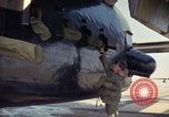 Image 'aviateur effectue une inspection visuelle de l'AC-119K aéronefs Stinger Ohio USA, 1969, de la seconde 33 séquences d'archives historiques vidéo 65675067912