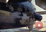 Image 'aviateur effectue une inspection visuelle de l'AC-119K aéronefs Stinger Ohio USA, 1969, de la seconde 35 séquences d'archives historiques vidéo 65675067912