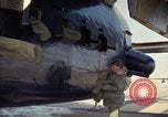 Image 'aviateur effectue une inspection visuelle de l'AC-119K aéronefs Stinger Ohio USA, 1969, de la seconde 37 séquences d'archives historiques vidéo 65675067912