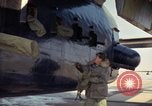 Image 'aviateur effectue une inspection visuelle de l'AC-119K aéronefs Stinger Ohio USA, 1969, de la seconde 38 séquences d'archives historiques vidéo 65675067912