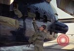 Image 'aviateur effectue une inspection visuelle de l'AC-119K aéronefs Stinger Ohio USA, 1969, de la seconde 39 séquences d'archives historiques vidéo 65675067912