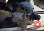 Image 'aviateur effectue une inspection visuelle de l'AC-119K aéronefs Stinger Ohio USA, 1969, de la seconde 40 séquences d'archives historiques vidéo 65675067912
