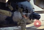 Image 'aviateur effectue une inspection visuelle de l'AC-119K aéronefs Stinger Ohio USA, 1969, de la seconde 42 séquences d'archives historiques vidéo 65675067912