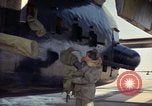 Image 'aviateur effectue une inspection visuelle de l'AC-119K aéronefs Stinger Ohio USA, 1969, de la seconde 43 séquences d'archives historiques vidéo 65675067912